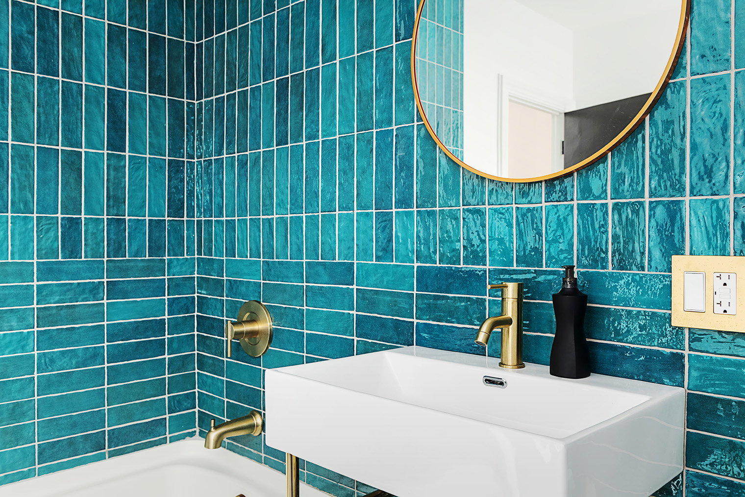 Чтобы сделать ванную оригинальной и при этом не переборщить с шумом, можно взять цветную плитку. Фотография: Fio Creative / Shutterstock