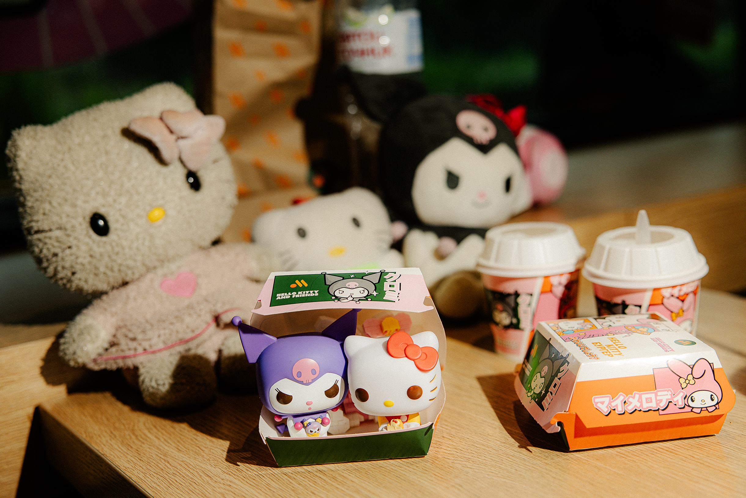 Многие любят Hello Kitty с детства и очень ждали коллаборации. Кто-то даже пришел со своей коллекцией. «Я люблю Hello Kitty с детства и коллекционирую игрушки с ней. В прошлом году собирала клипсы из коллаборации со „Вкусно — и точка“. Расстроило, что в этот раз не было игрушек. Я бы хотела плюшевый брелок», — рассказала Т—Ж одна из посетительниц запуска