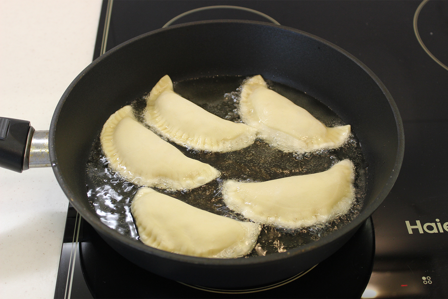 В мою сковороду диаметром 26 см помещается 5 посикунчиков