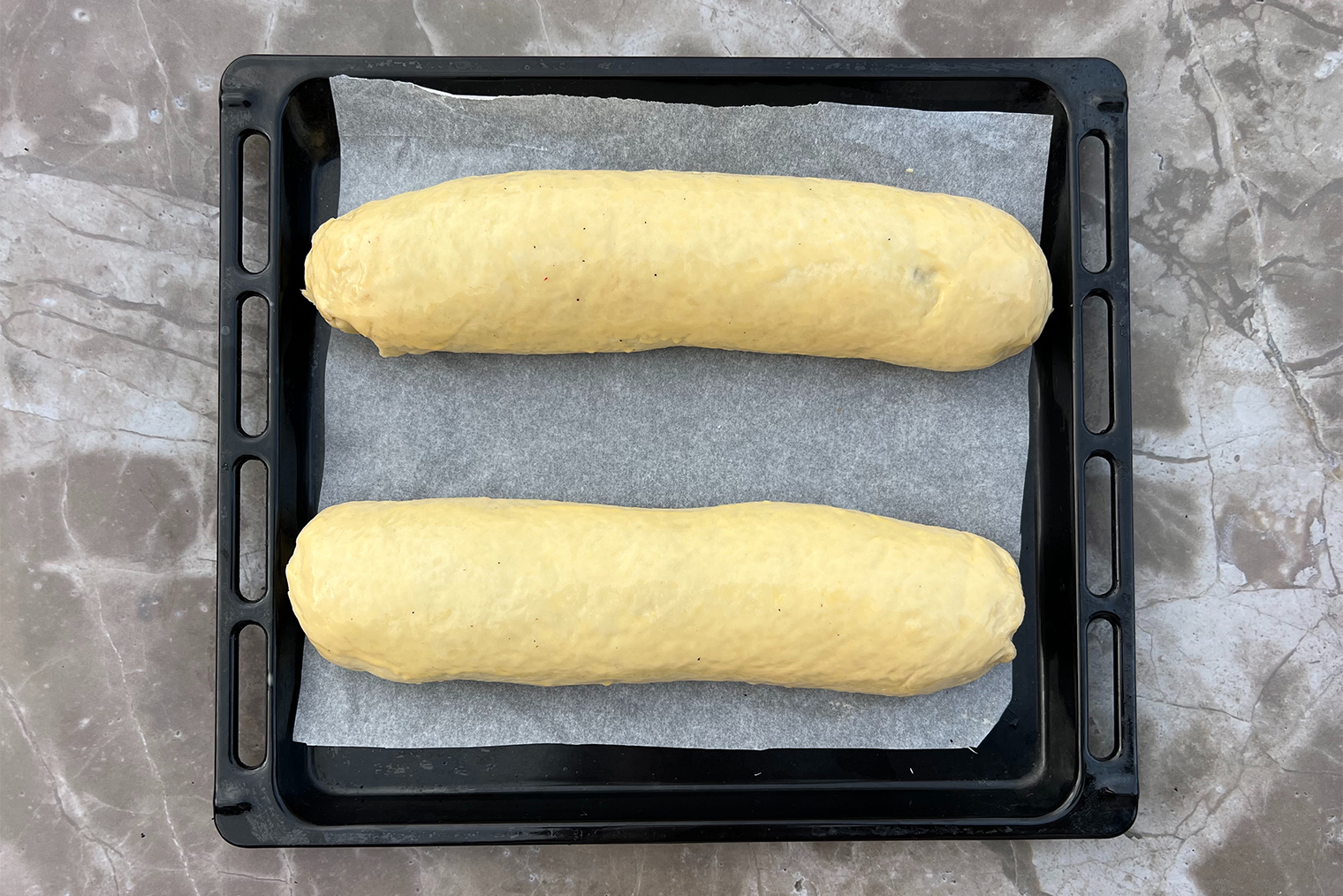 Если тесто быстро темнеет, накройте рулеты фольгой — так они не подгорят