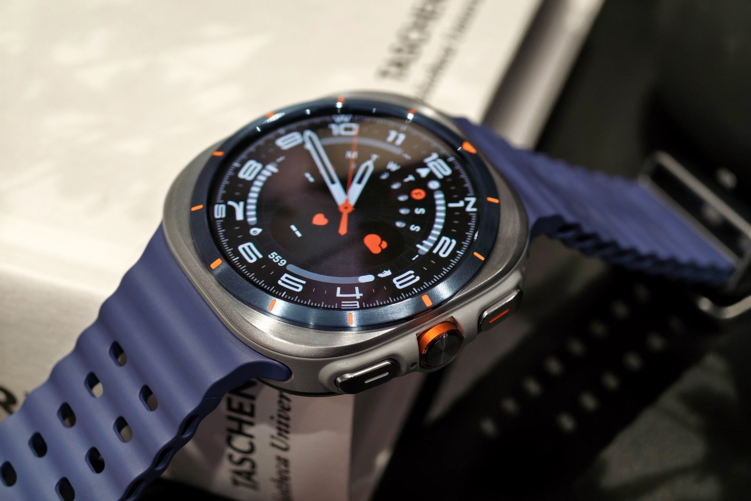 Также в продажу поступили Galaxy Watch Ultra нового цвета — «морского» синего. В остальном это те же часы, что и в прошлом году