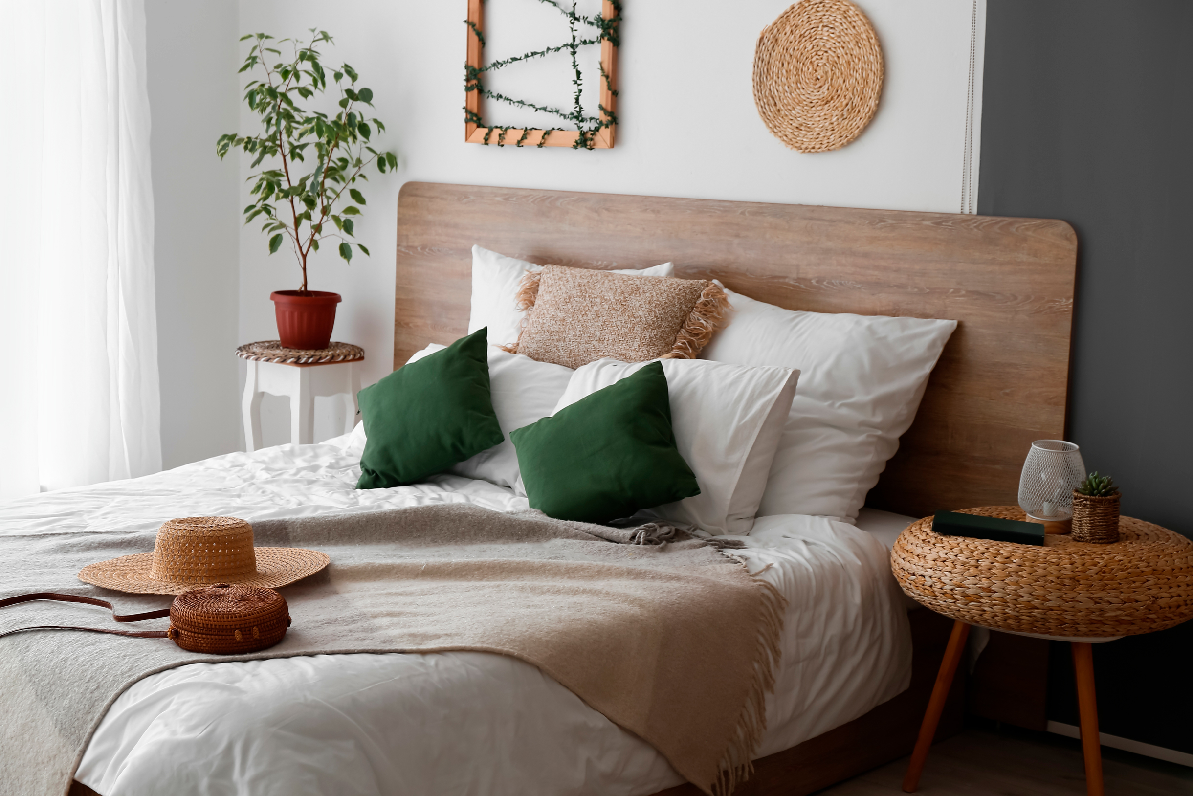 Не бойтесь положить на кровать одновременно много подушек, покрывало и плед — это только добавит уюта. Главное, чтобы яркими были только одна⁠-⁠две детали. Фотография: Pixel⁠-⁠Shot / Shutterstock / FOTODOM