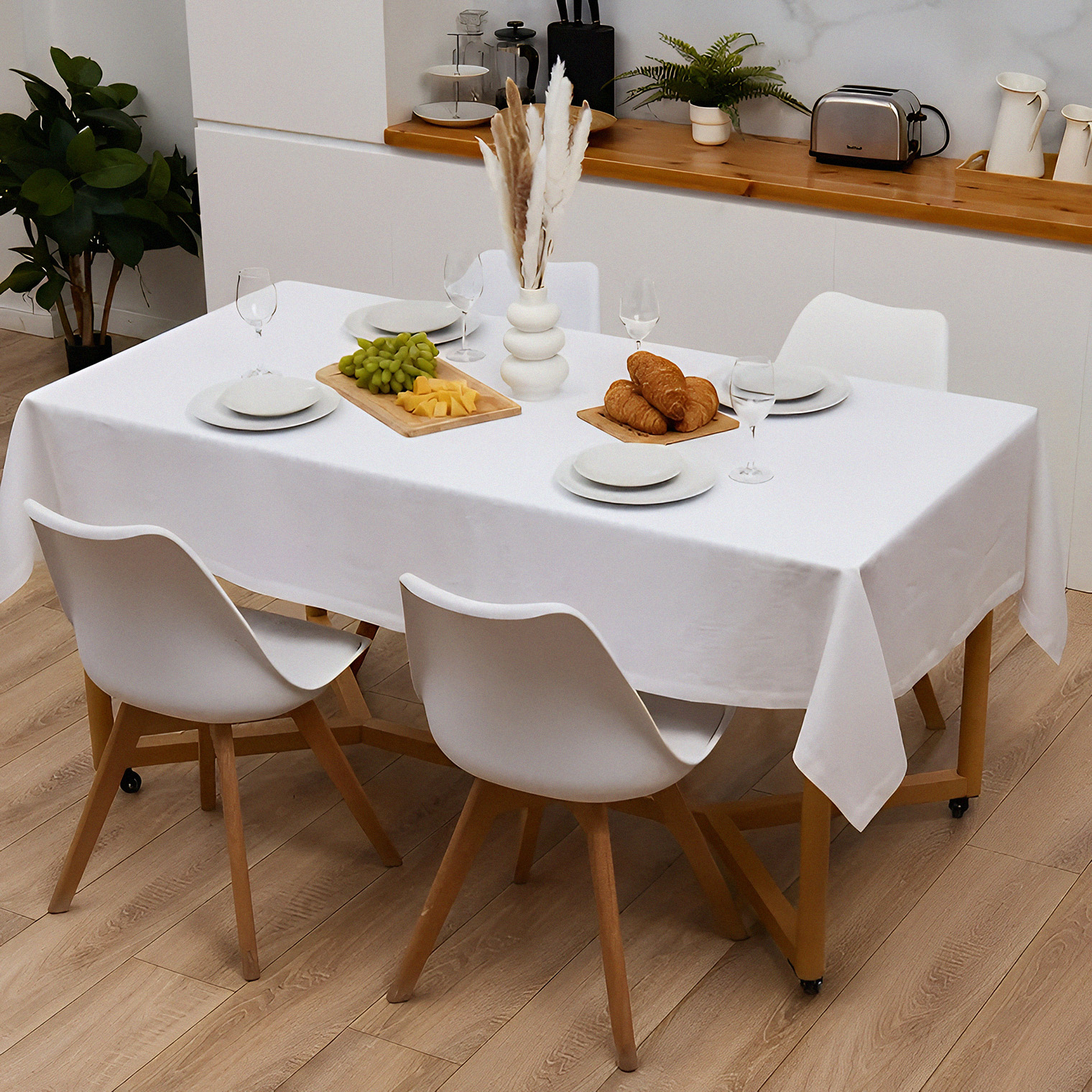 Эта скатерть подходит для классической сервировки. Она изо льна, белая, с достаточно широким подворотом