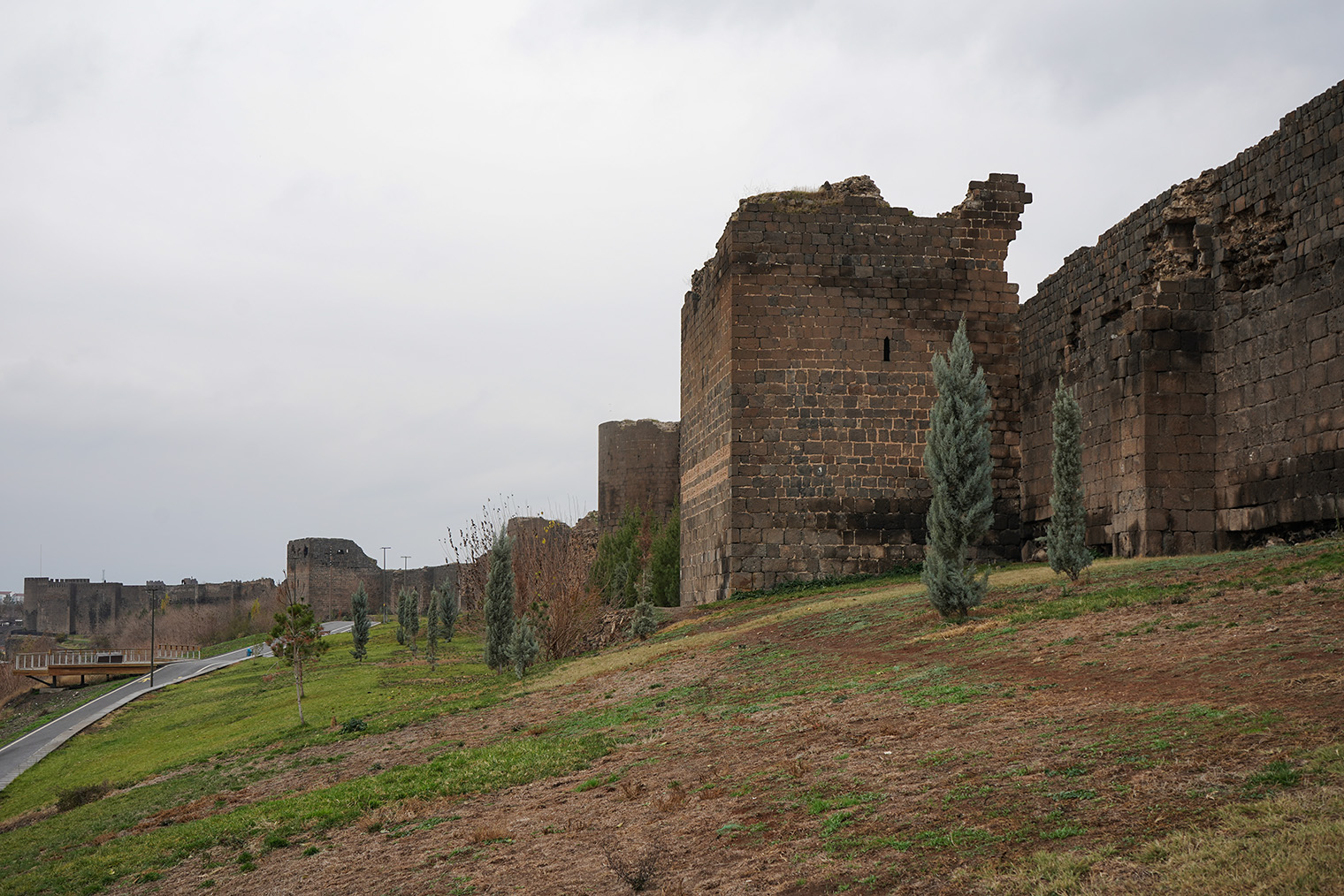 Крепостные стены вдоль Тигра. Слева видна смотровая площадка, обращенная к садам Хевсель