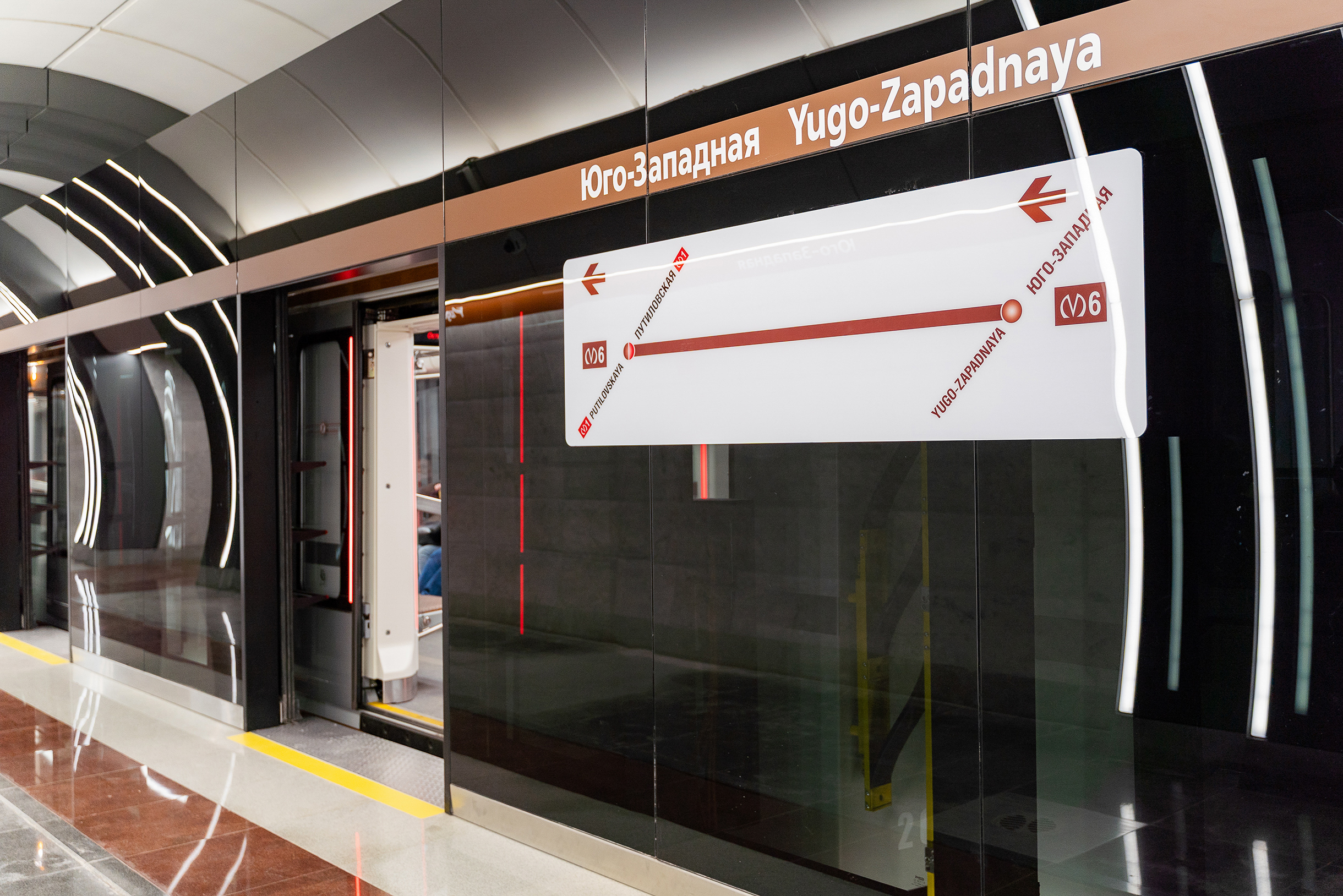 На платформе установлены ограждения, их цель — защитить пассажиров от падения на пути