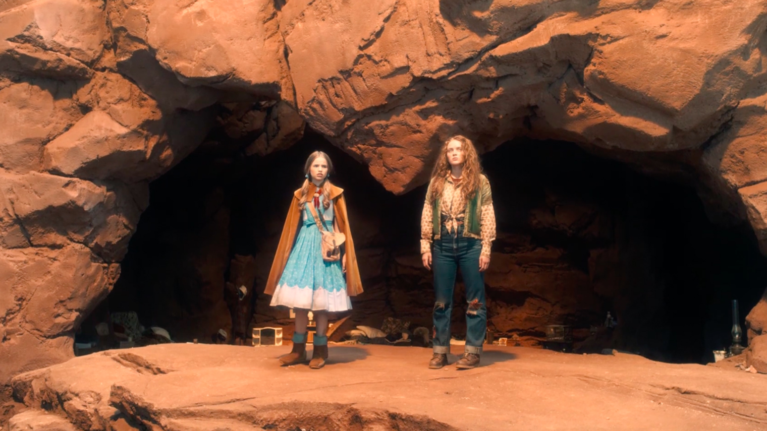 По какой-то причине Векна панически боится пещеры, где скрываются Макс и Холли