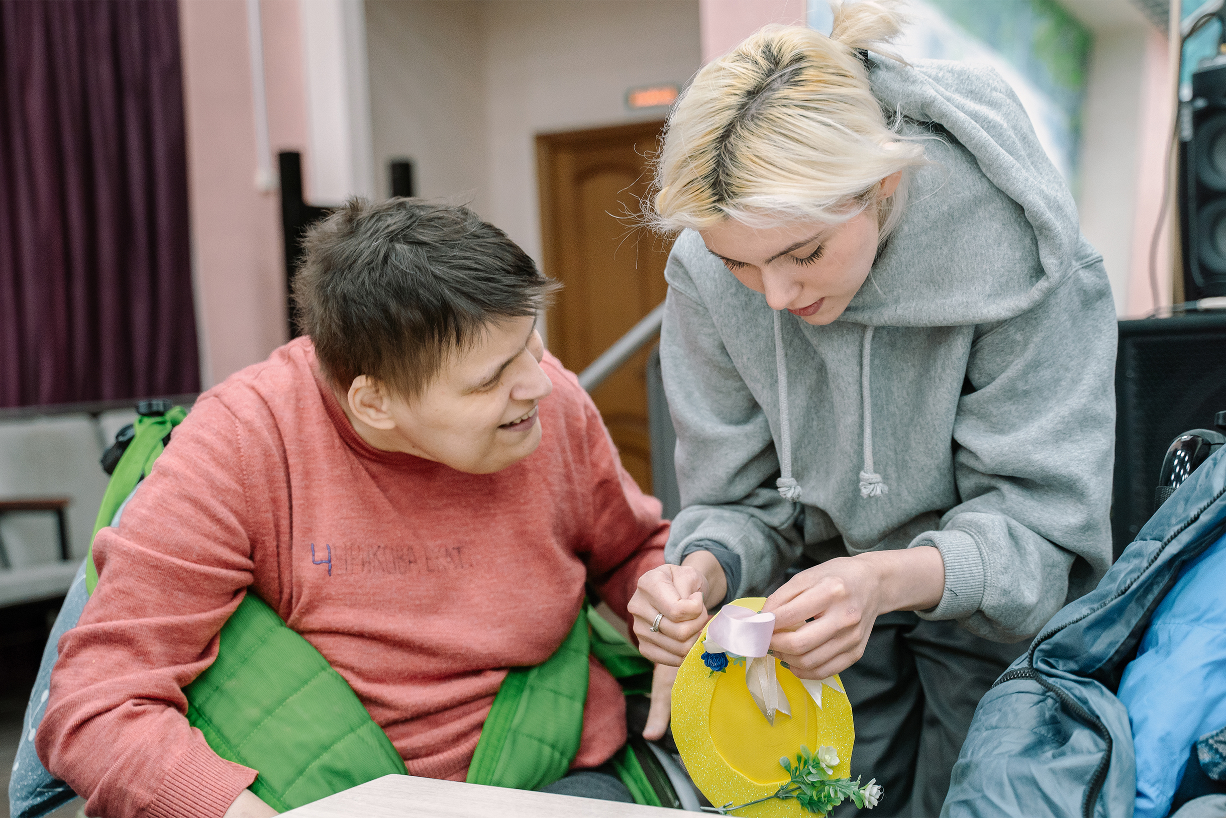 Во время моего визита в середине апреля жильцы социального дома клеили бумажные яйца и раскрашивали рисунки в честь Пасхи