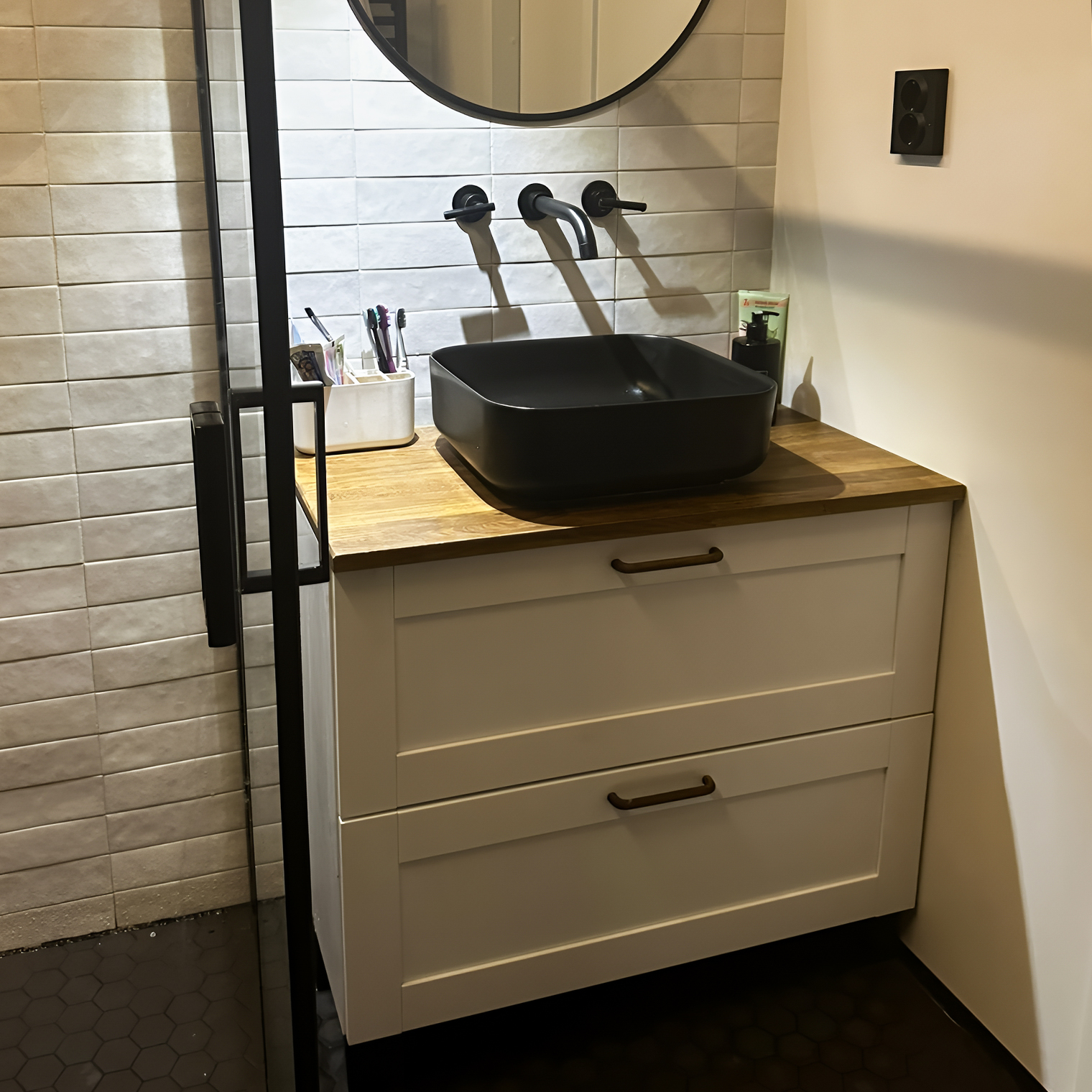 У тумбы в ванной заменены ножки и ручки, добавлена столешница. Раковина тоже б/у, из салона красоты