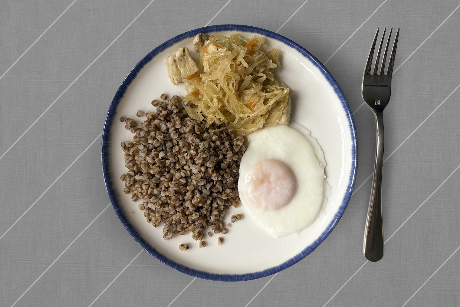 Завтрак — вареная гречка с растительным маслом, тушеная капуста с куриным филе и яичница. Ее готовила в сковороде без масла — на водяной подушке