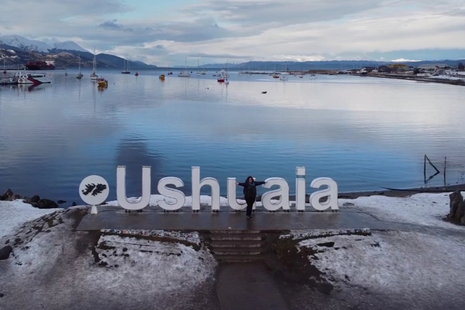 С площадки с гигантской надписью Ushuaia открывается панорамный вид на канал и город