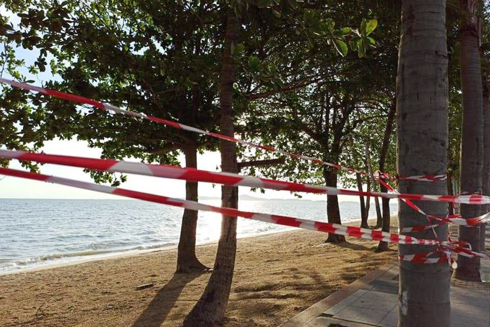 Правда, во время пандемии первый день зимы в Таиланде стал выглядеть так: пляжи огородили, вход запретили