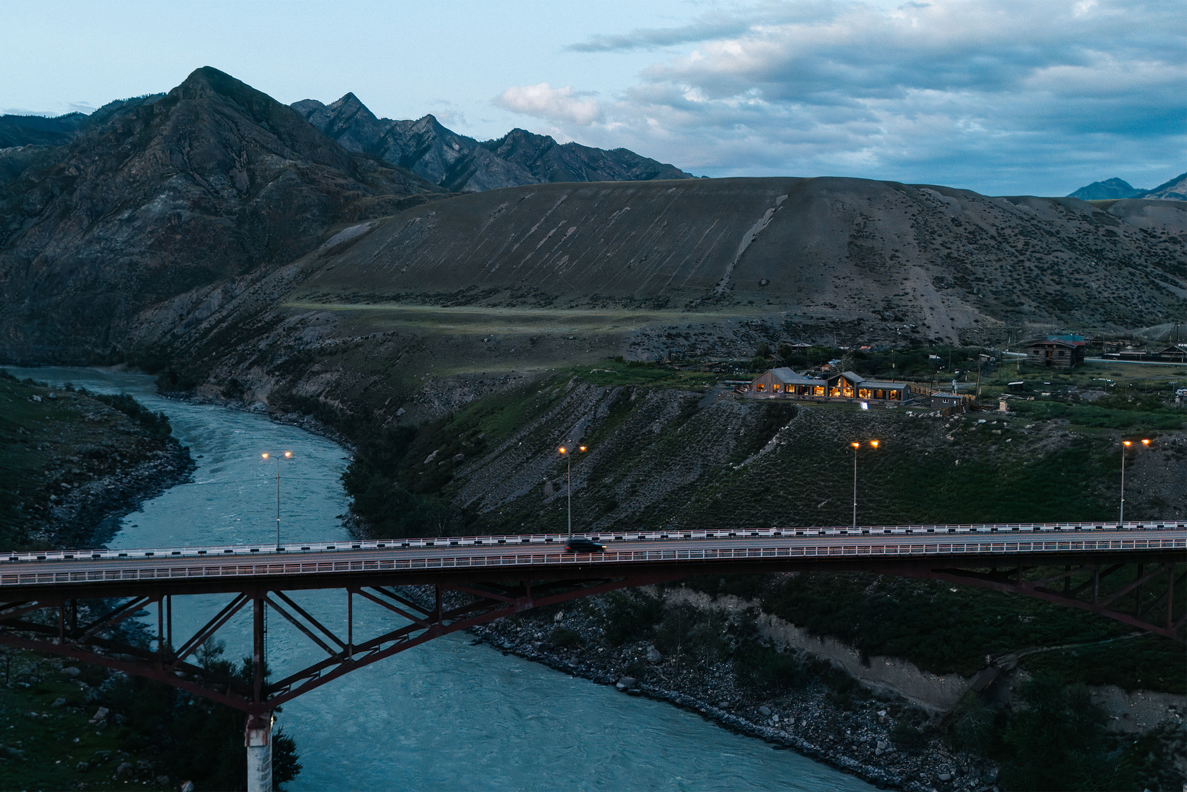 Мы решили отказаться от Манжерока и Чемала и искать уединенное место, подальше от толп туристов. Я с азартом просматривал объявления на «Авито», засыпал с телефоном в руках