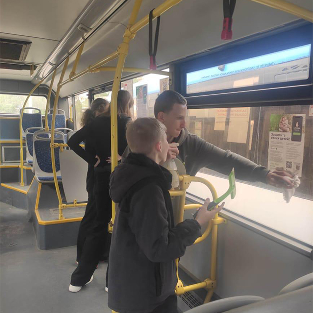Помочь можно не только деньгами. Наш амбассадор из Крыма и мать троих детей Алина Москвина нашла типографию, которая бесплатно распечатала плакаты, после чего договорилась с региональным Минтрансом и вместе с другими родителями расклеила их в сотнях автобусов