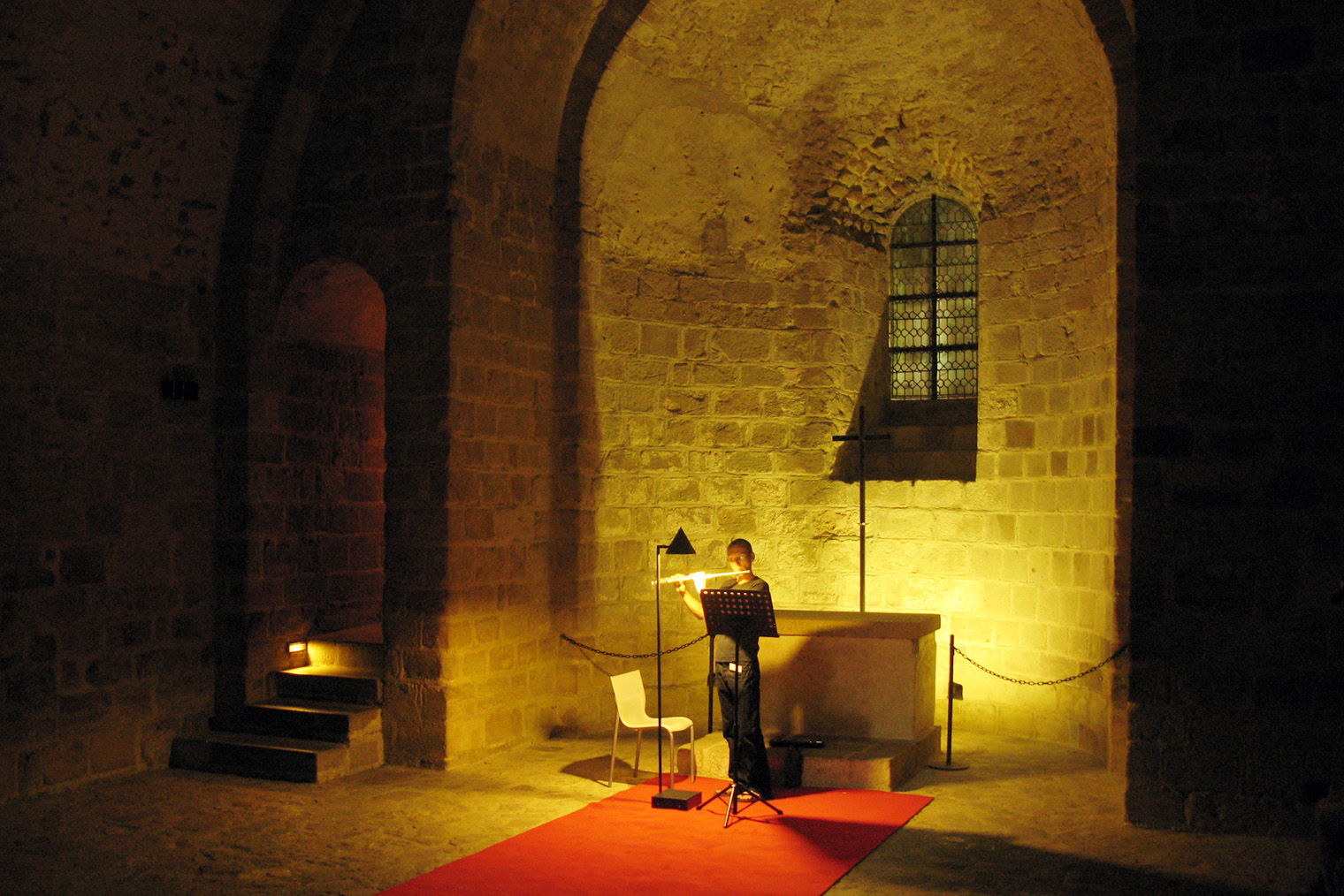 Во многих залах монастыря играют музыканты
