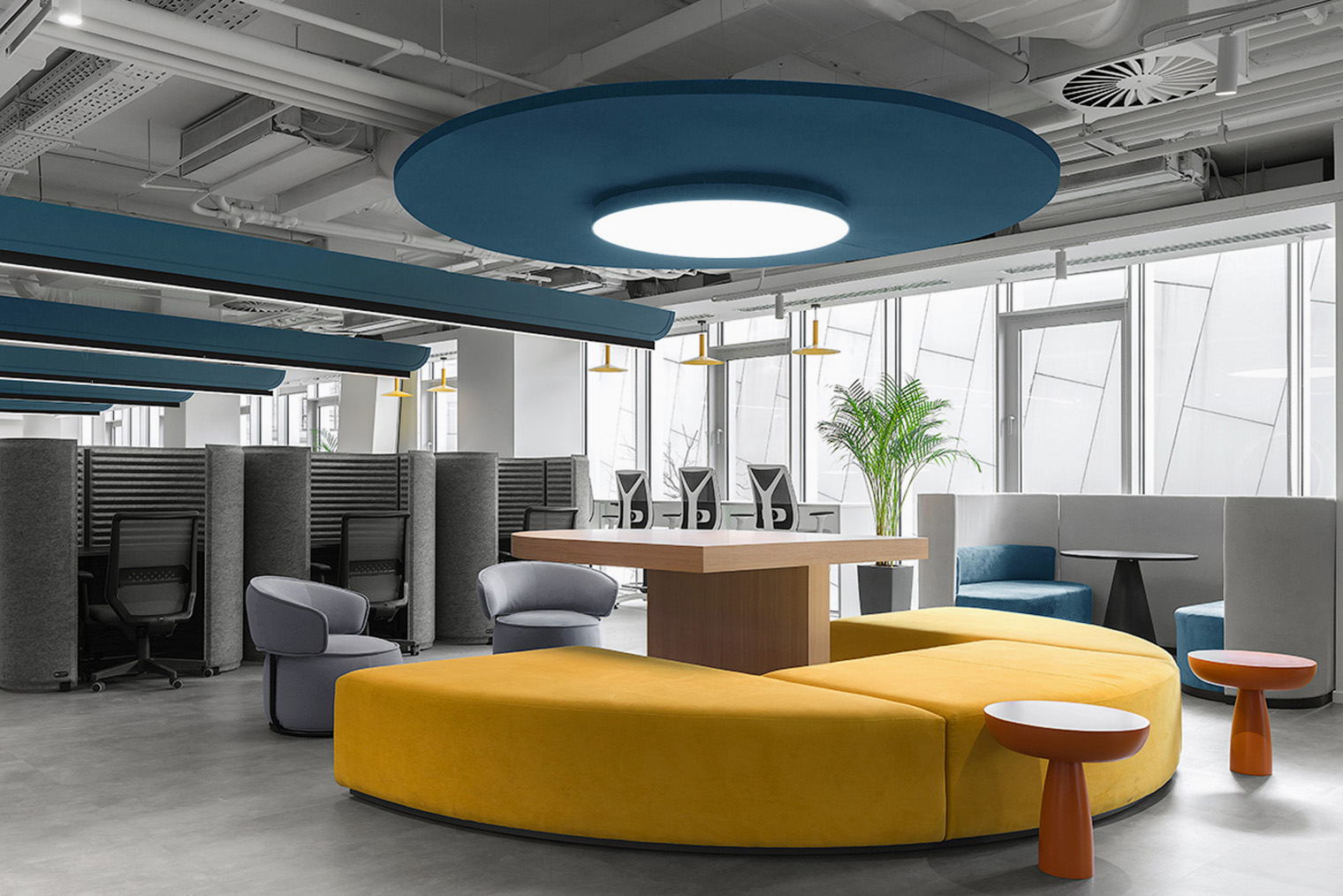 В офисе есть и локальные рабочие зоны для сосредоточенной работы, и большие диваны для отдыха в компании коллег. Фотография: ГК «Самолет»