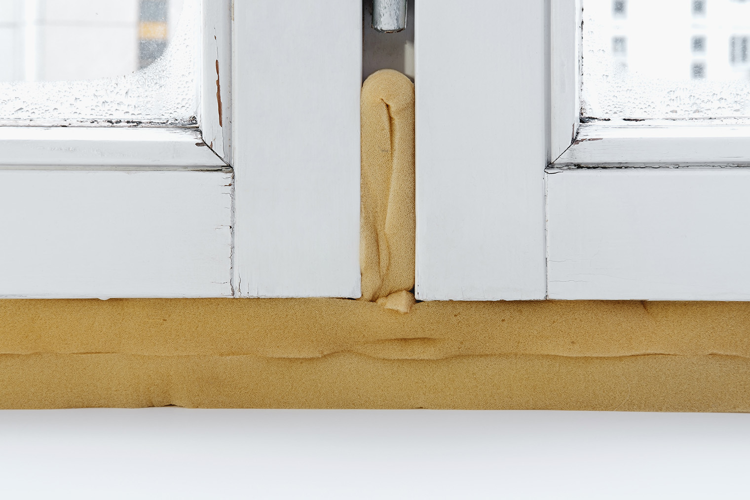 Как по мне, утепление поролоном выглядит некрасиво по сравнению с тем же скотчем, который почти незаметен. Кроме того, поролон будет впитывать конденсат, который может появляться на стеклах. Фотография: Dmitrii Korshunov / Shutterstock / FOTODOM