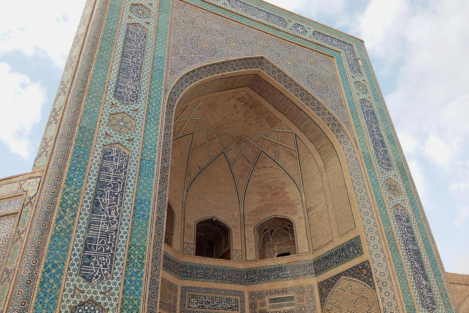 Входной портал мечети Калян богато украшен