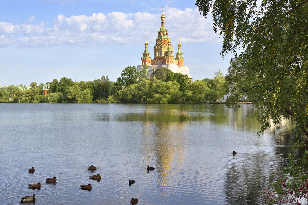 Церковь Петра и Павла возвышается над Колонистским парком. Источник: Arh-sib / Shutterstock