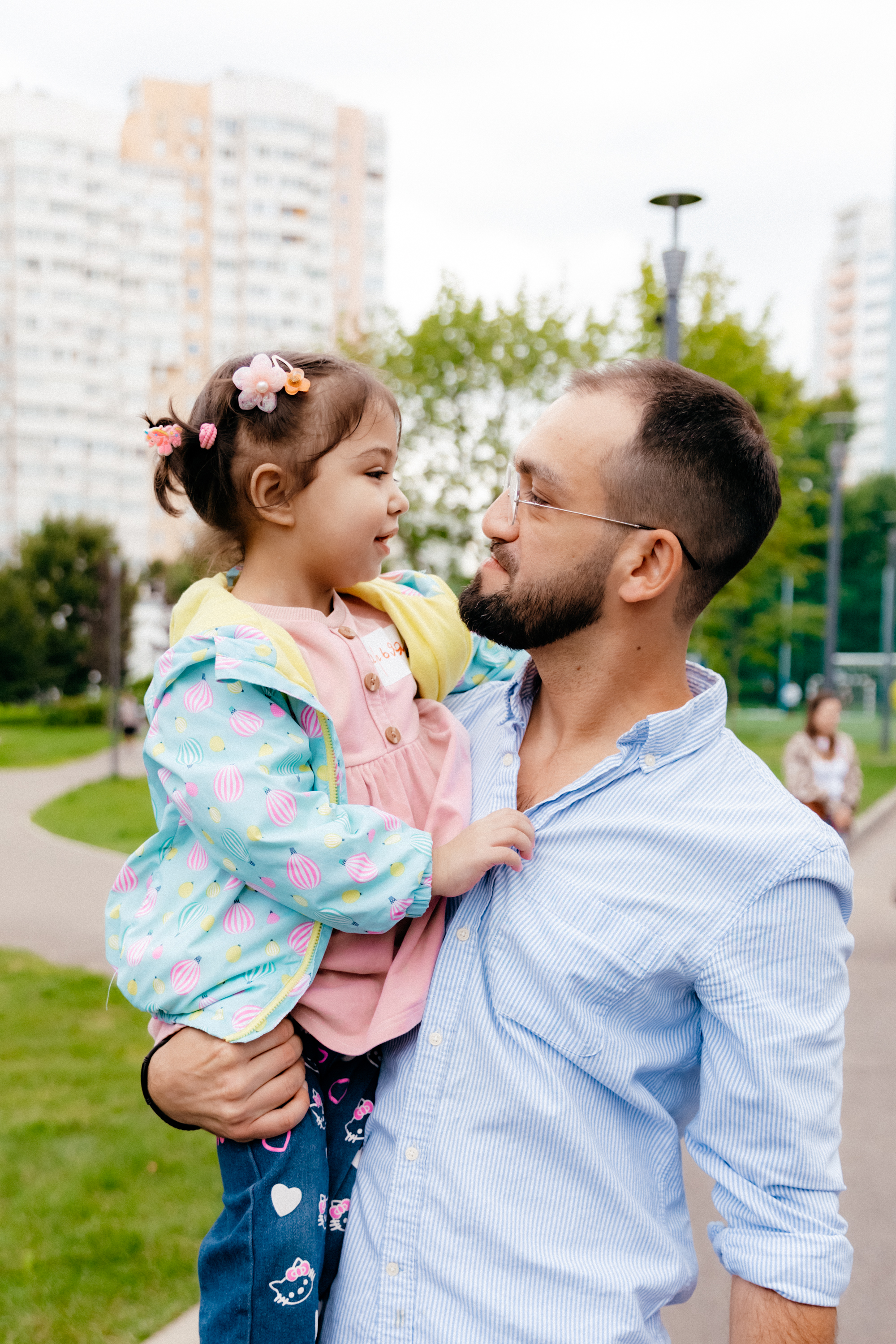 Артём Рашидович Монахов, заведующий отделением трансплантации печени в Центре трансплантологии и искусственных органов им. ак. В.И. Шумакова, держит на руках свою маленькую пациентку