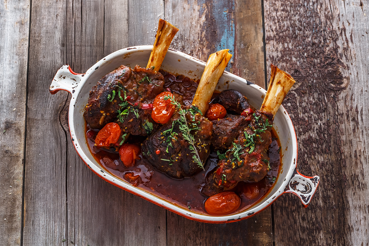 Для этого рецепта важна тяжелая жаропрочная кастрюля, в которой мясо можно поставить томиться в духовку. Фотография: fazeful / iStock