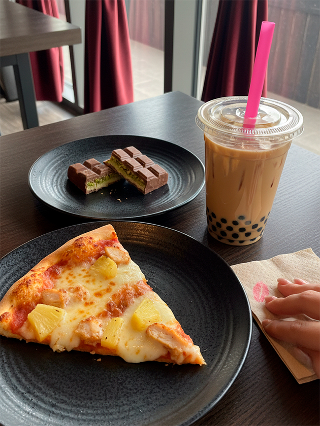 Nano Banana справилась лучше, но абсолютно одинаковые шторы пугают