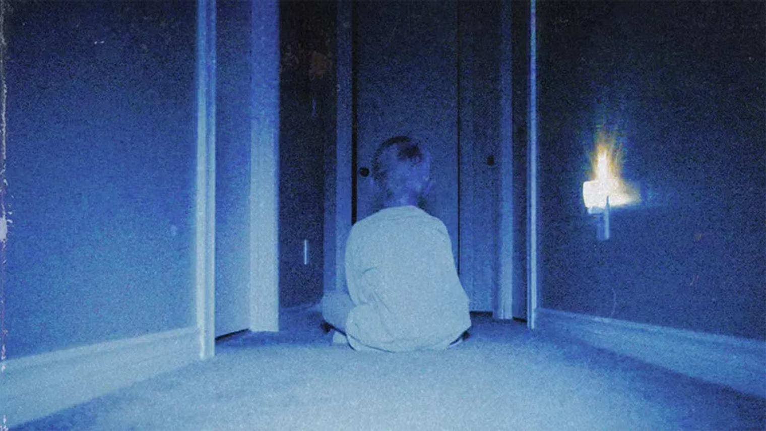 Создатель «Скинамаринка» Кайл Эдвард Болл не рассказывал, что вдохновлялся каким-либо аналоговым хоррором. Но начинал он как ютубер — не исключено, что с поджанром режиссер хорошо знаком. © Shudder