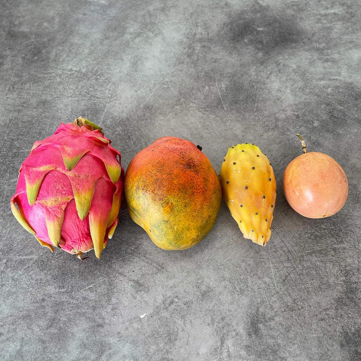 Слева направо: драгон-фрут, манго, кактус, пэшен-фрут