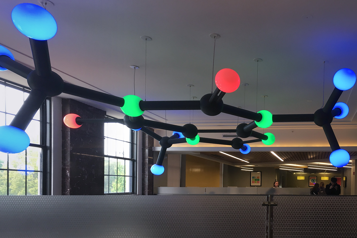 В здании химического факультета. Лампочки образуют химическое соединение