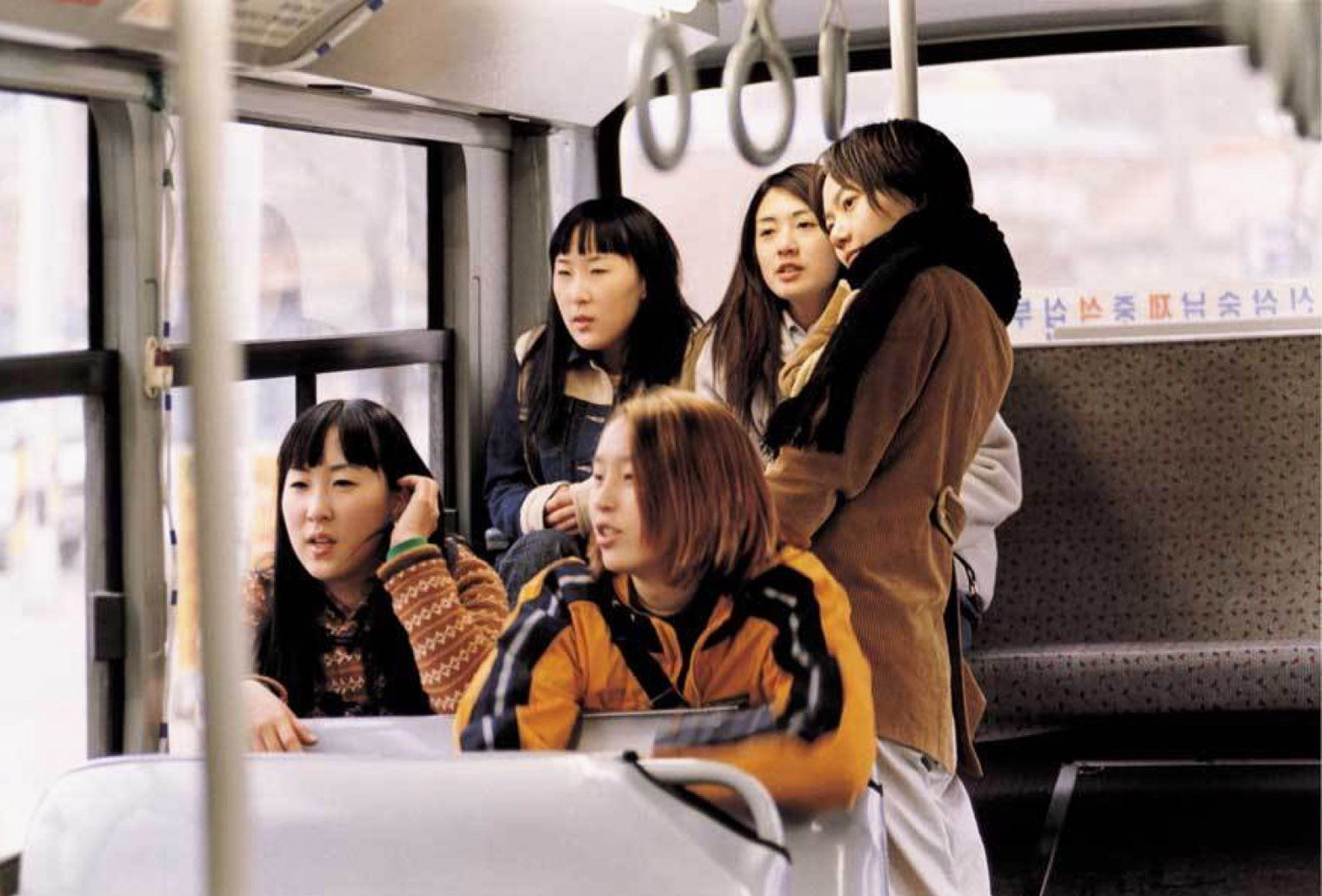 Фильм намеренно исключает все, что мы привыкли видеть в подобных подростковых драмах: никакого секса, наркотиков и бойфрендов. Один из самых новаторских приемов драмы — визуализация смс-переписки прямо на экране, что по меркам 2001 года было необычно. Кадр: Cinema Service