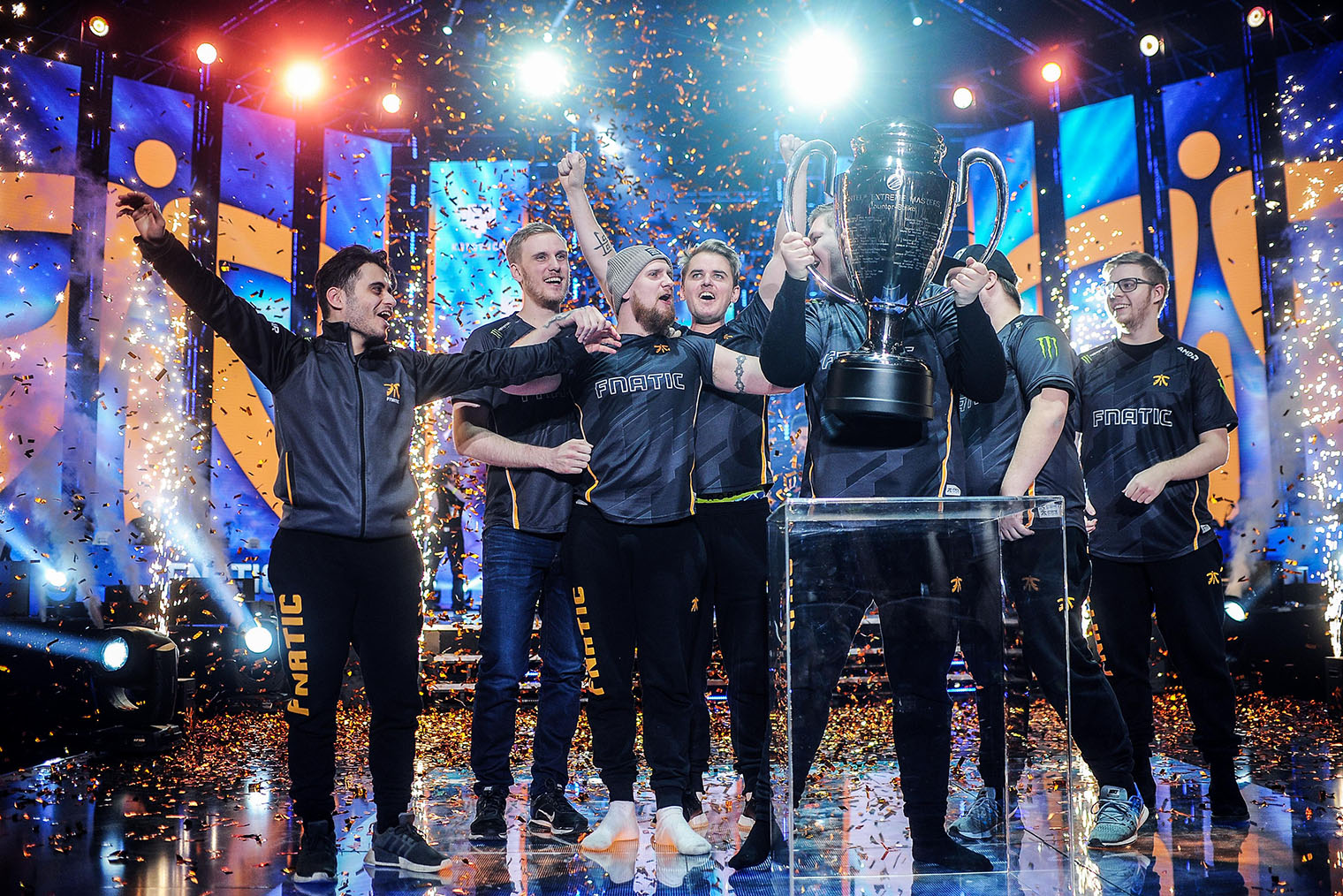 Fnatic после победы на ESL Intel Extreme Masters World Championship Katowice 2018. Фотография: Norbert Barczyk / PressFocus / MB Media / Getty Images