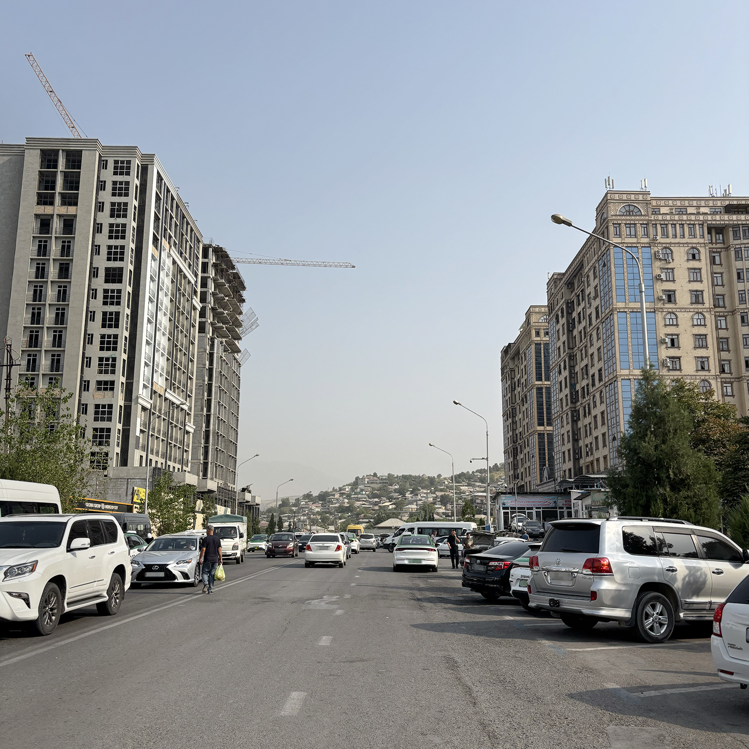 Вид на улицу Бадахшон около рынка «Мехргон»