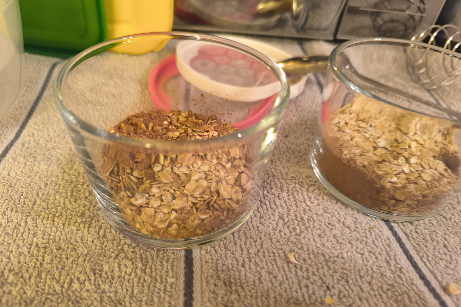 Готовлю с вечера ленивую овсянку. Мне будет на завтрак, мужу — на перекус или к чаю