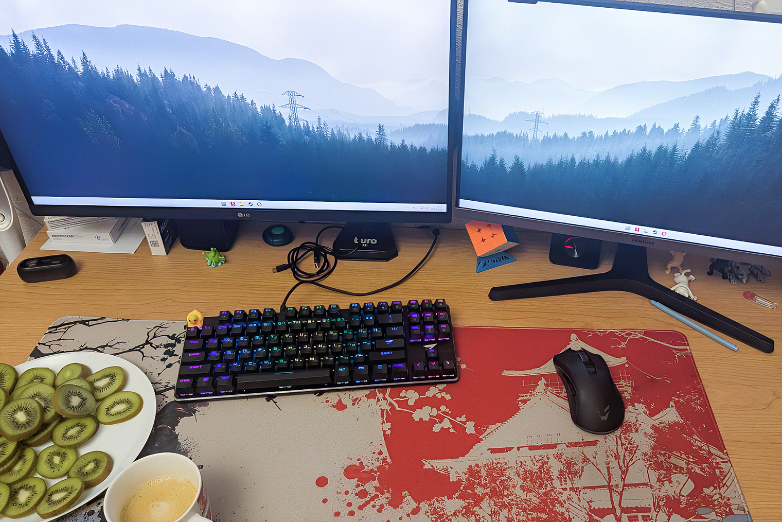 Место за компьютером. Два монитора, потому что при активной работе над проектами так намного удобнее