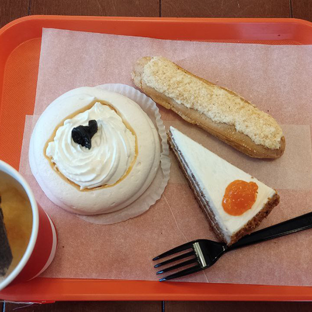 Зашли за десертами в пекарню Вольчека