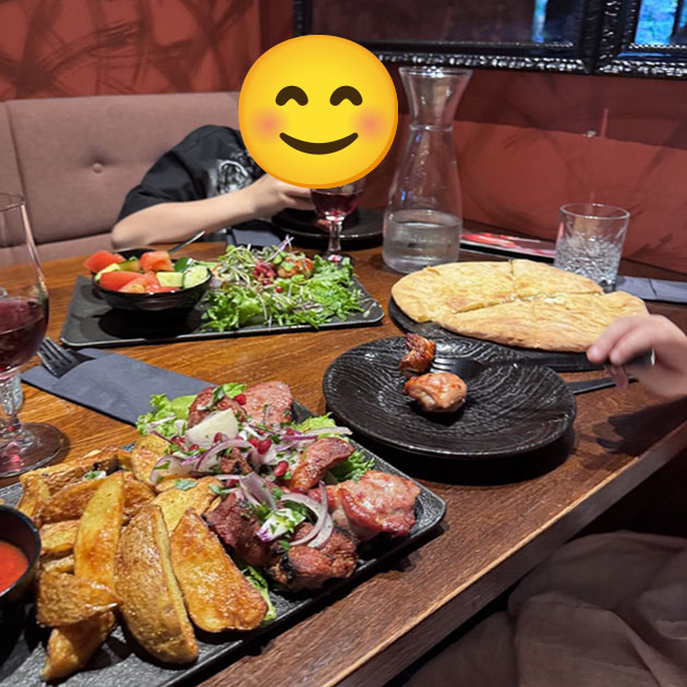 Вкусно поужинали в ресторане. Мы были очень голодные