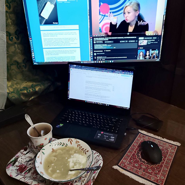 Ужинаю пельмешками в комнате