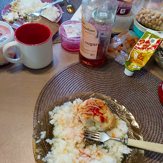 На обед у меня рис с рулетиком