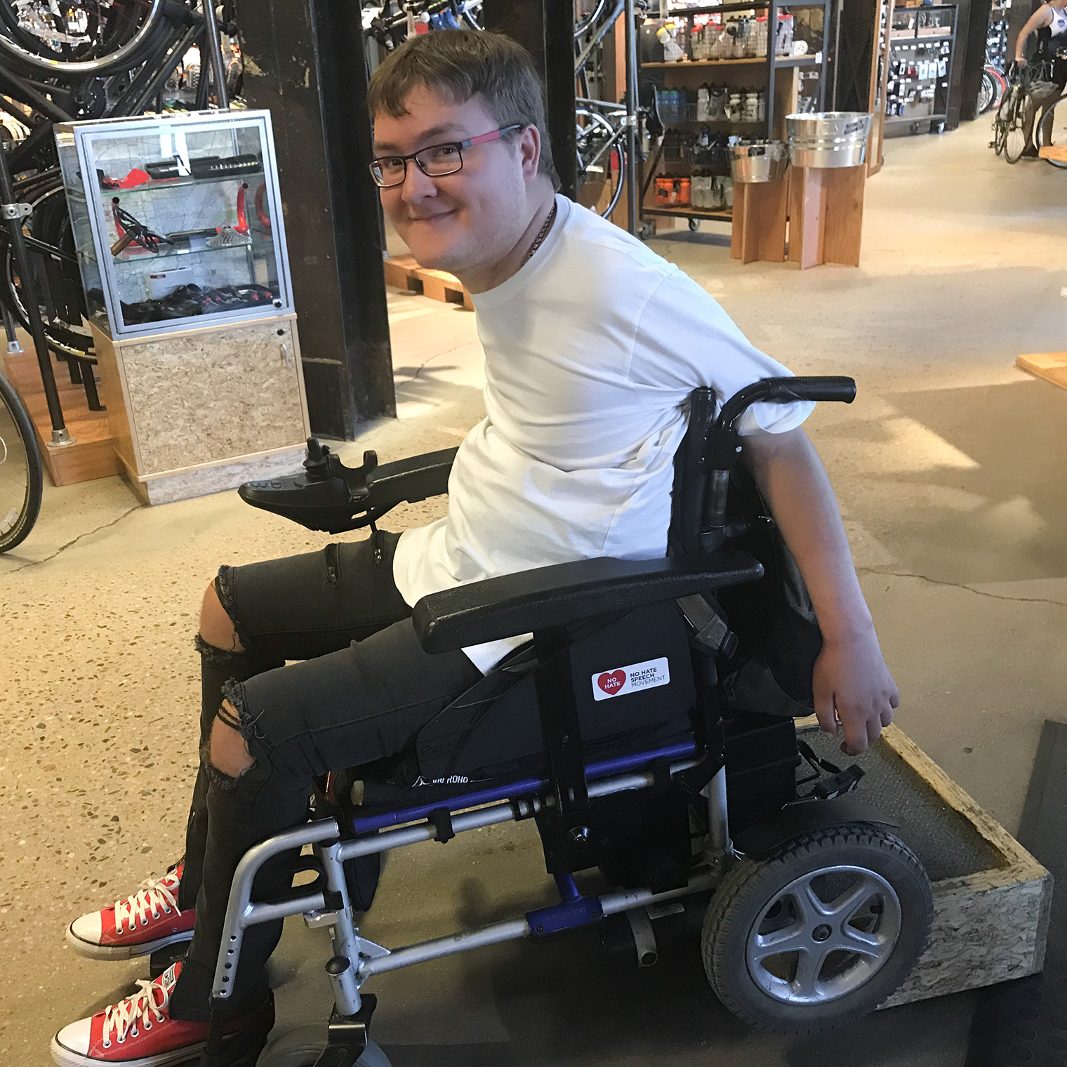 Я во время ремонта коляски в торговом центре. Благодарен сотрудникам, которые помогли мне с починкой колеса