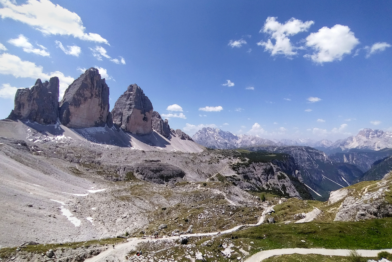 Вид на три пика Тре-Чиме-ди-Лаваредо