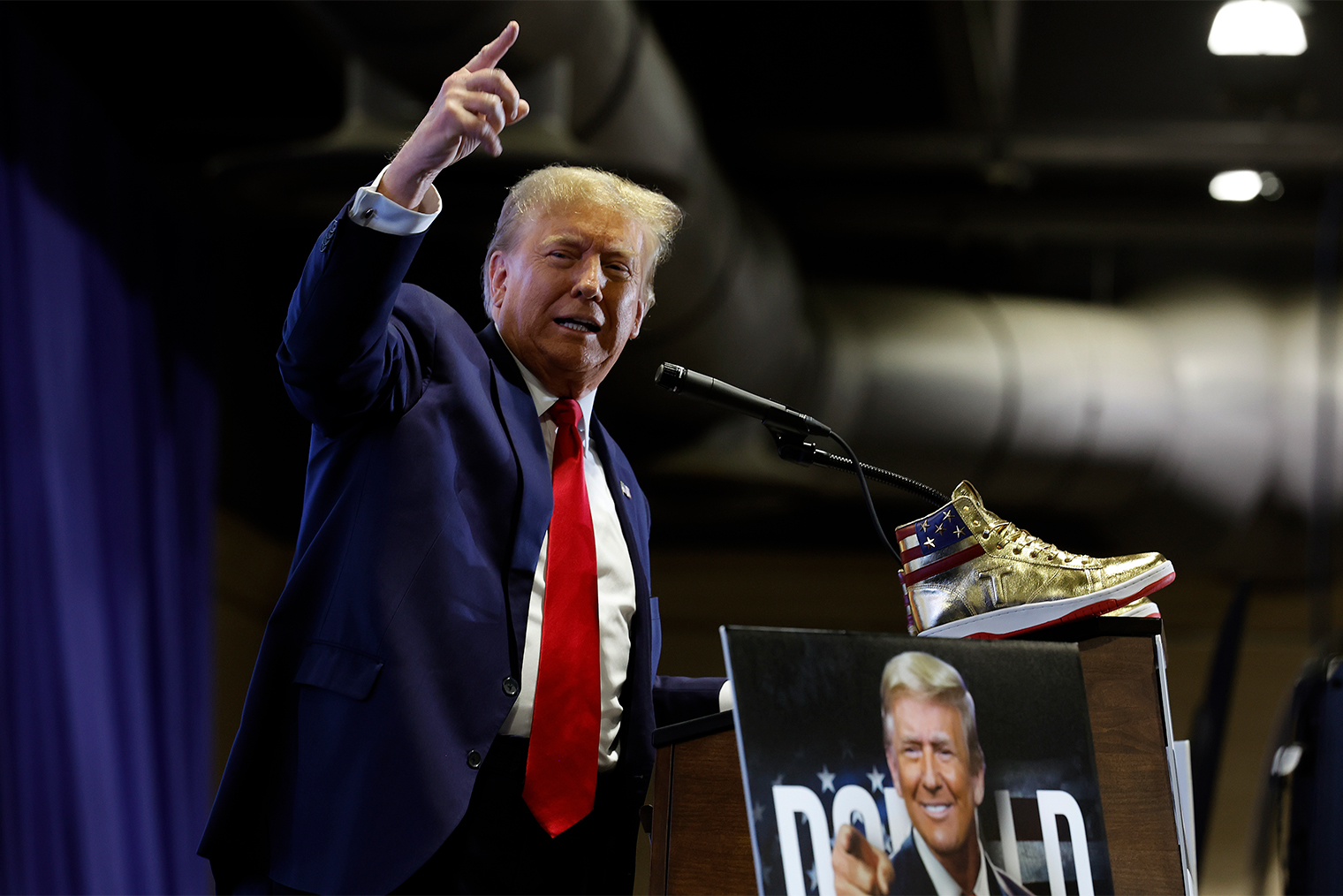Кроссовки Трампа. Фотография: Chip Somodevilla / Getty Images