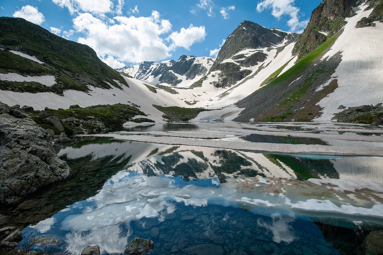 Вода в озере даже летом не выше +7 °С. © Matvey Solodovnikov / Shutterstock / FOTODOM