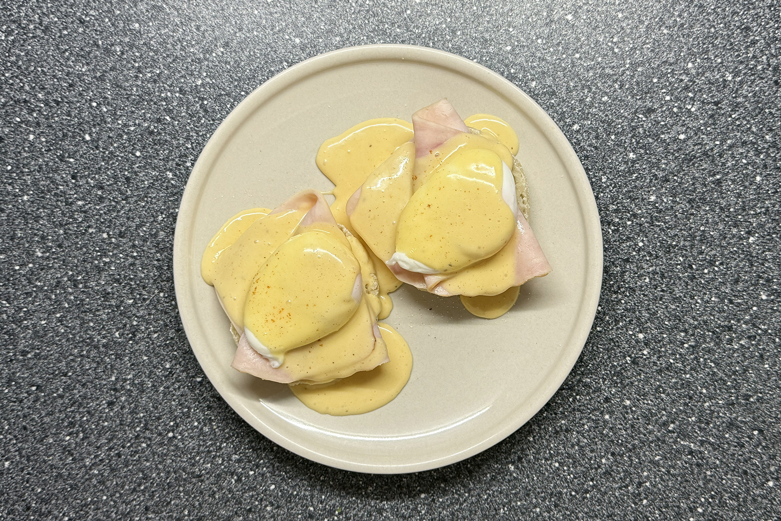 Готовые яйца бенедикт