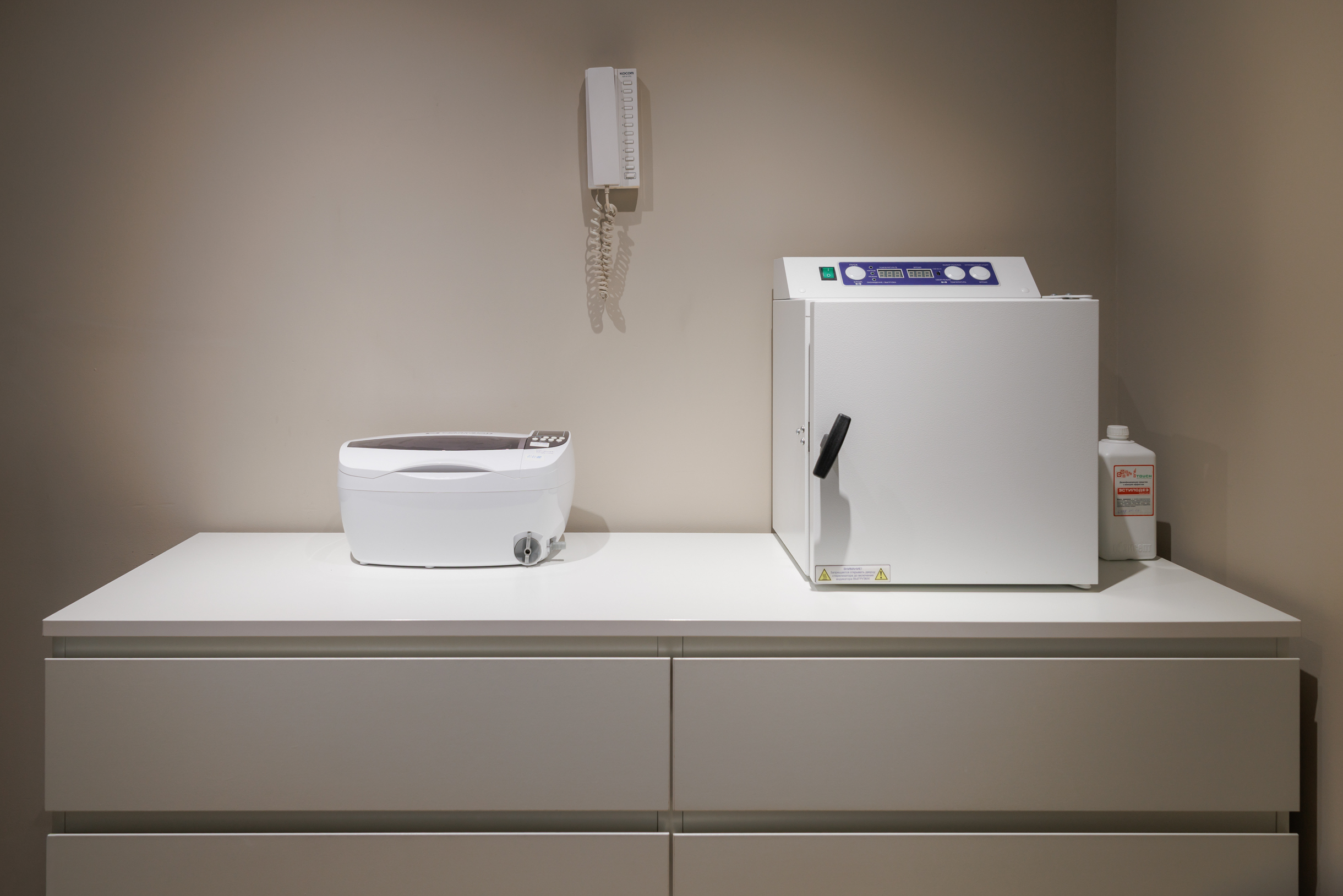 Зона стерилизации инструментов: слева ультразвуковая мойка для очистки, справа сухожаровой шкаф