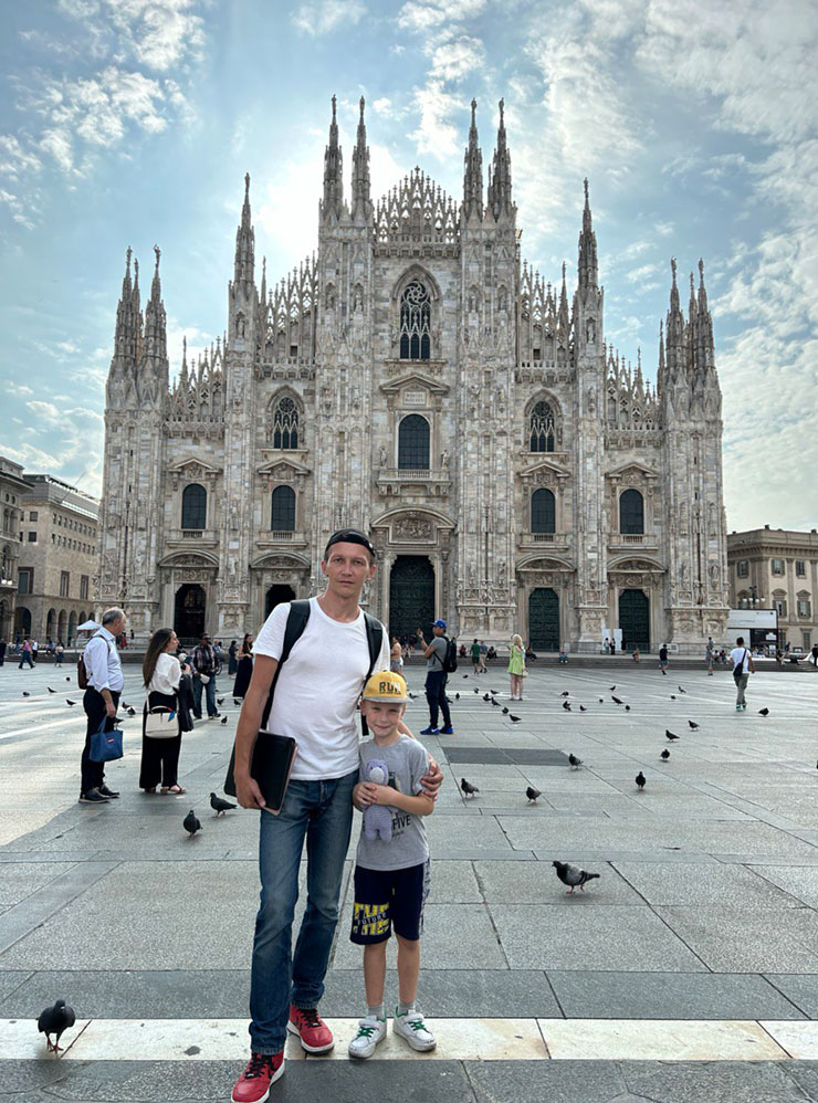 Муж и сын на фоне Миланского собора — главной достопримечательности города