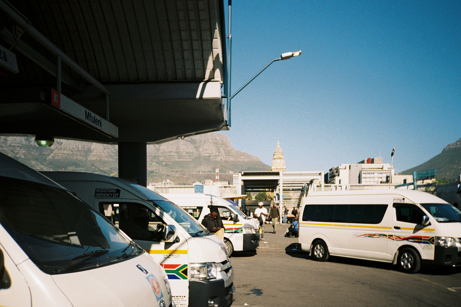 Маршрутки ждут отправления на автовокзале Кейптауна
