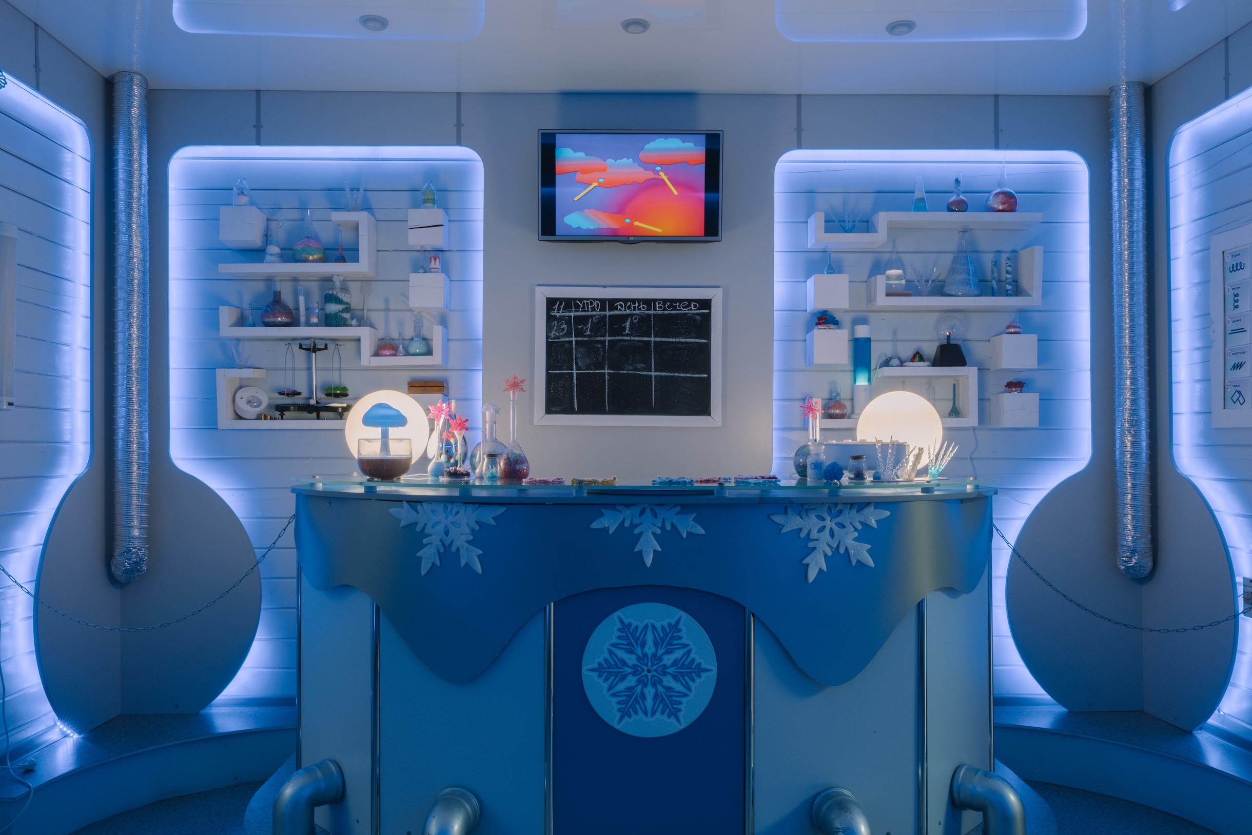 Дальше ждет сказочная лаборатория. Здесь помощники дедушки неустанно наблюдают за сменой времен года, следят, чтобы вьюги и метели, листопады и дожди шли строго по графику