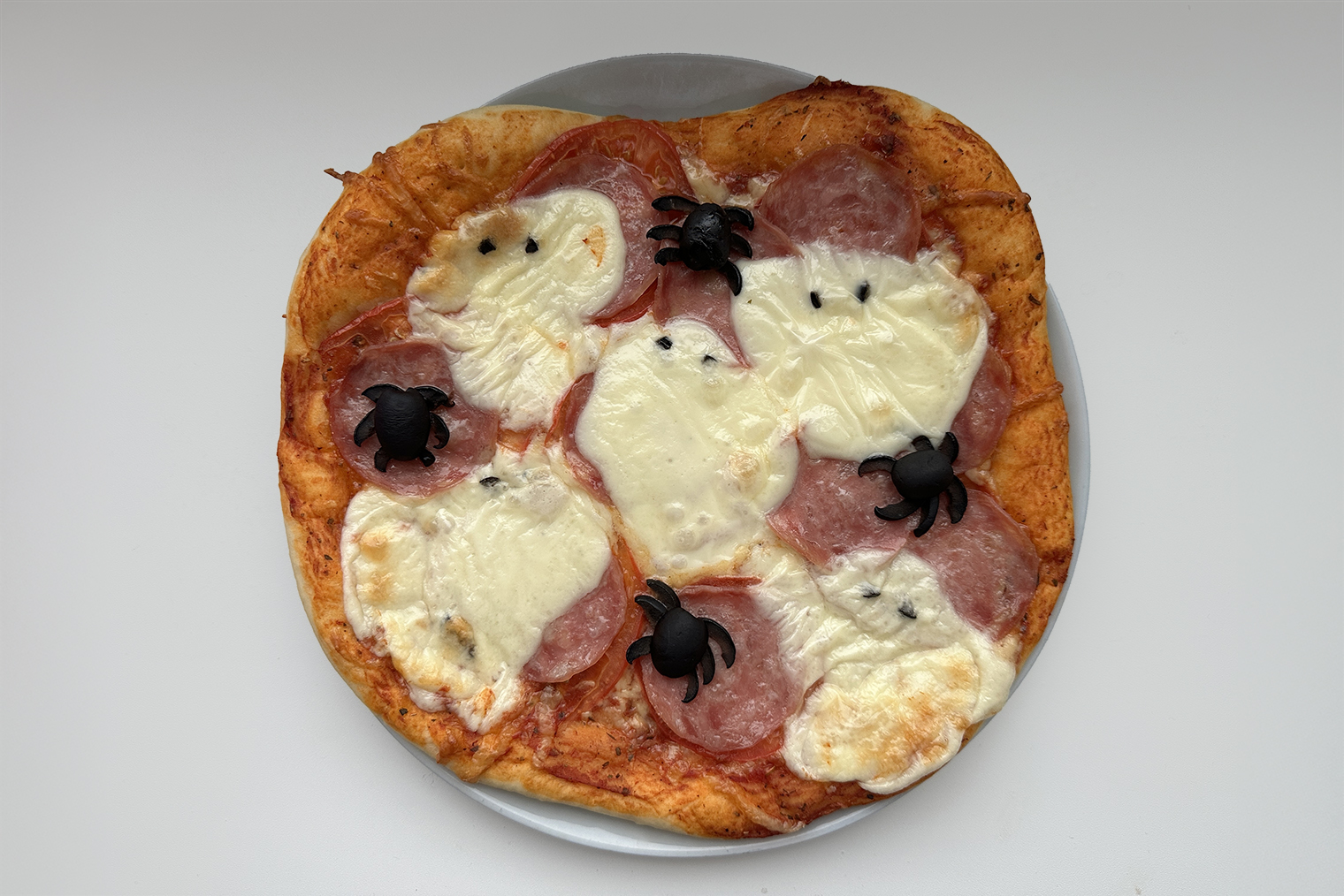 Готовая пицца с пауками и привидениями. Привидения немного растеклись, но от этого еще страшнее