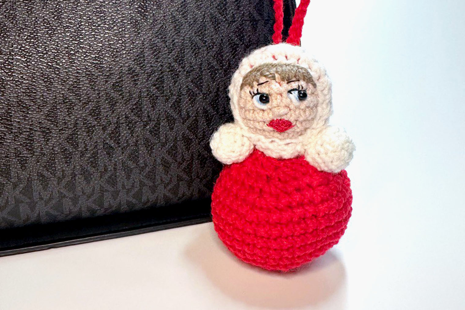 Я вязала матрешку интуитивно, без мастер-класса. Так выглядит финальный результат