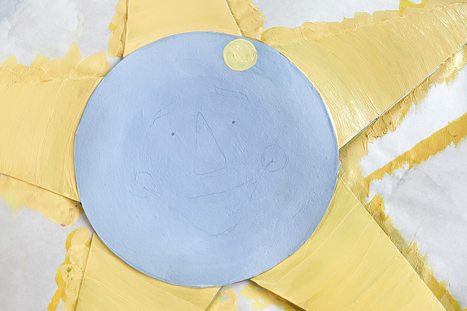 Покрываем краской круг, ждем, когда высохнет, и намечаем лицо