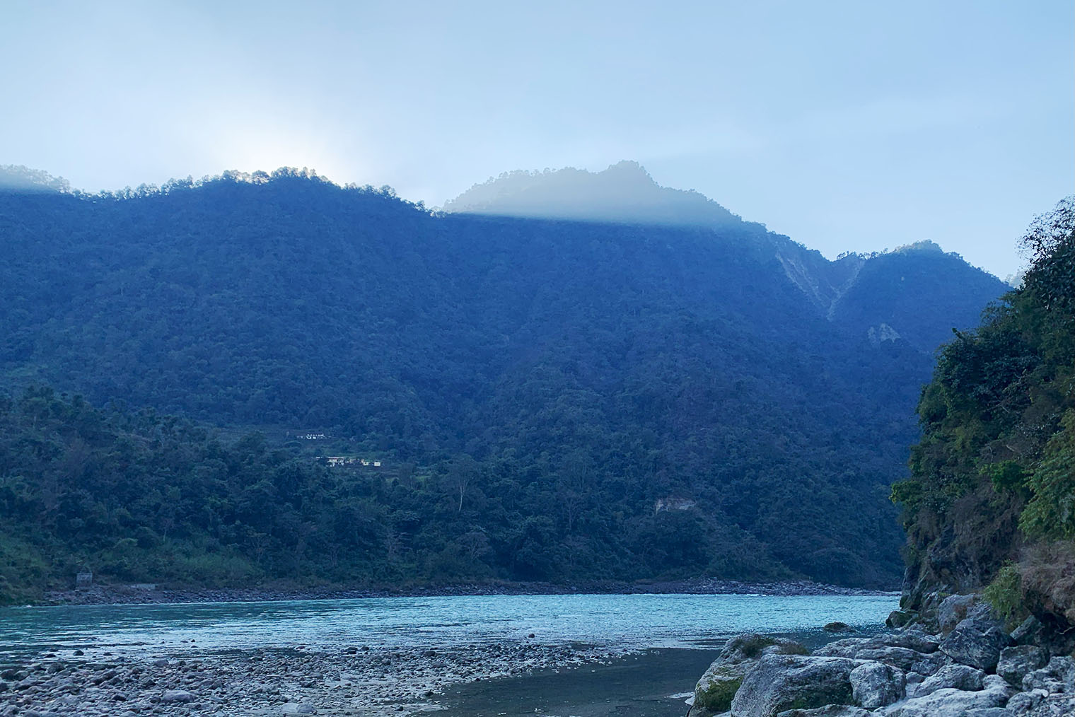 Вид на реку и горы со стороны пещеры Васиштхи